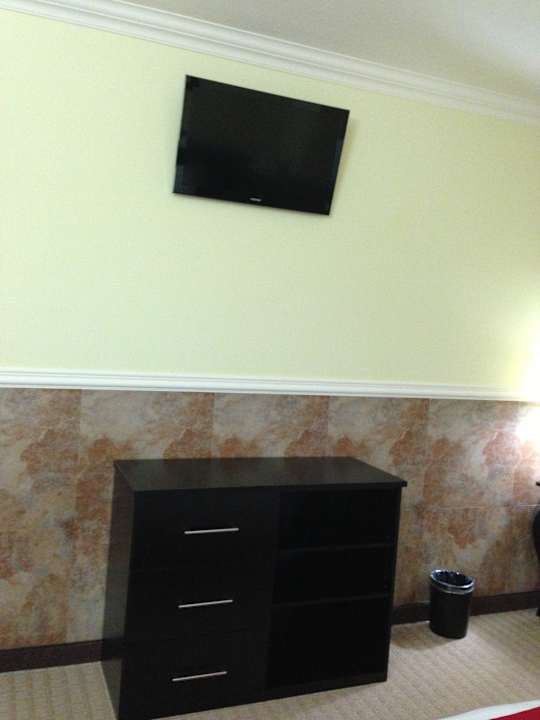 Fernseher und Anrichte Beverly Hills Hotel & Suites