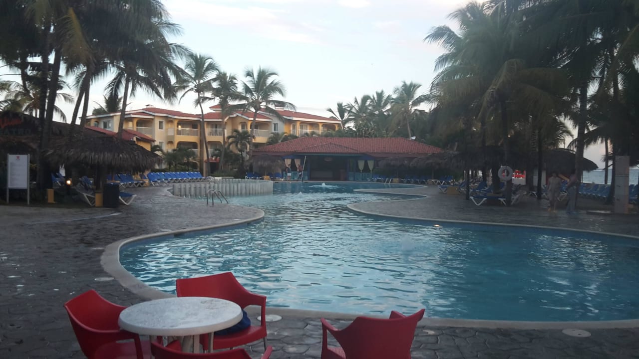 Pooanlage morgens  Viva Tangerine by Wyndham - All Inclusive Resort