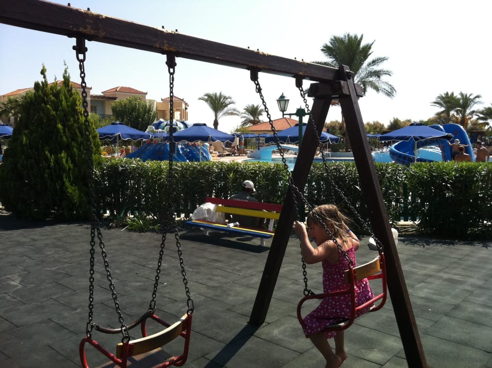 Spielplatz direkt neben dem Kinderpool Lindos Princess Beach Resort & Spa