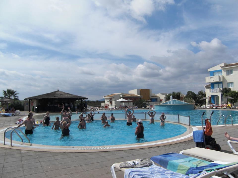 Angebotene Wasseraerobic im Pool blau punta reina