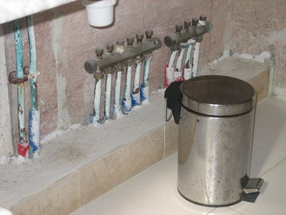 Badezimmer- Leitungen  Hotel El Mouradi Djerba Menzel