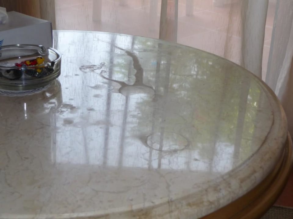 Tisch im Zimmer Charmillion Gardens Aquapark