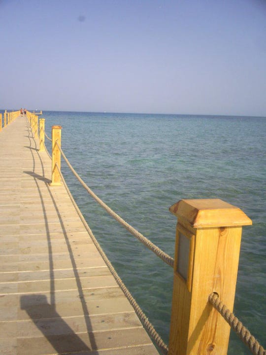 Steg über die Korallen Three Corners Rihana Resort Deluxe