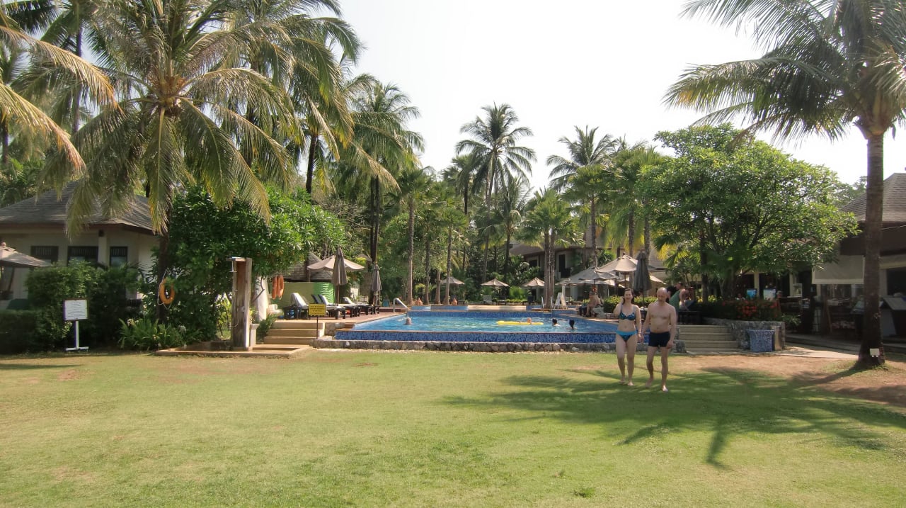 Pool am Strand La Flora Khao Lak