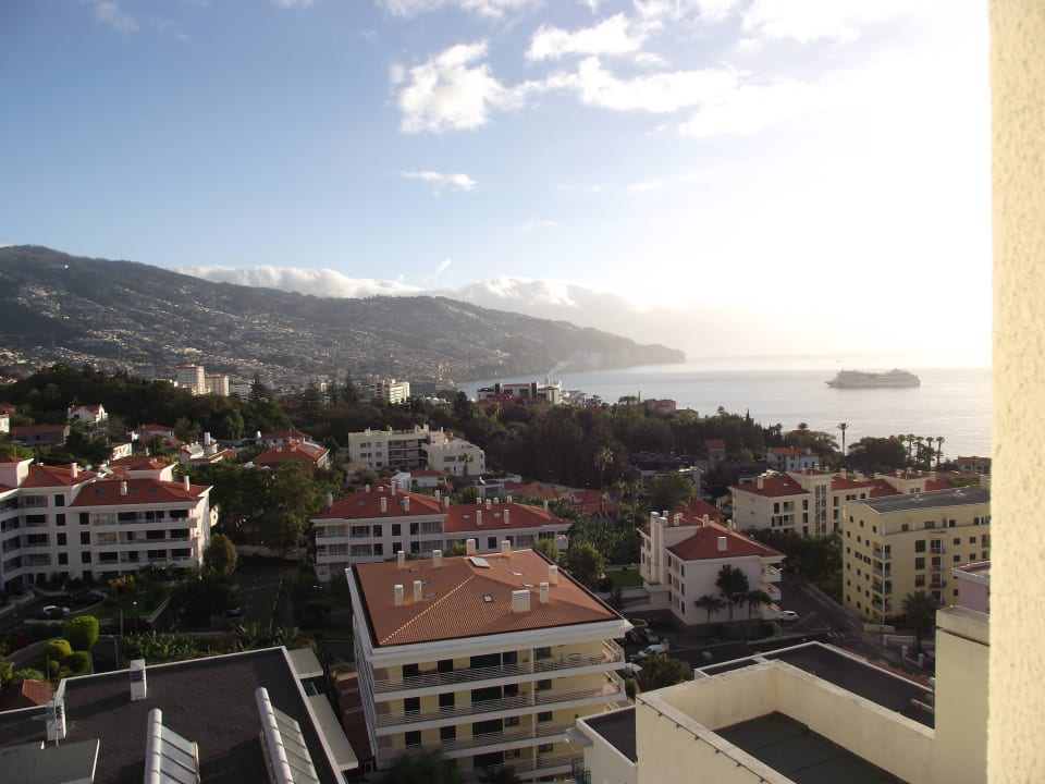 Blick vom 11. Stock über Funchal bis zum Hafen Dorisol Estrelicia Hotel