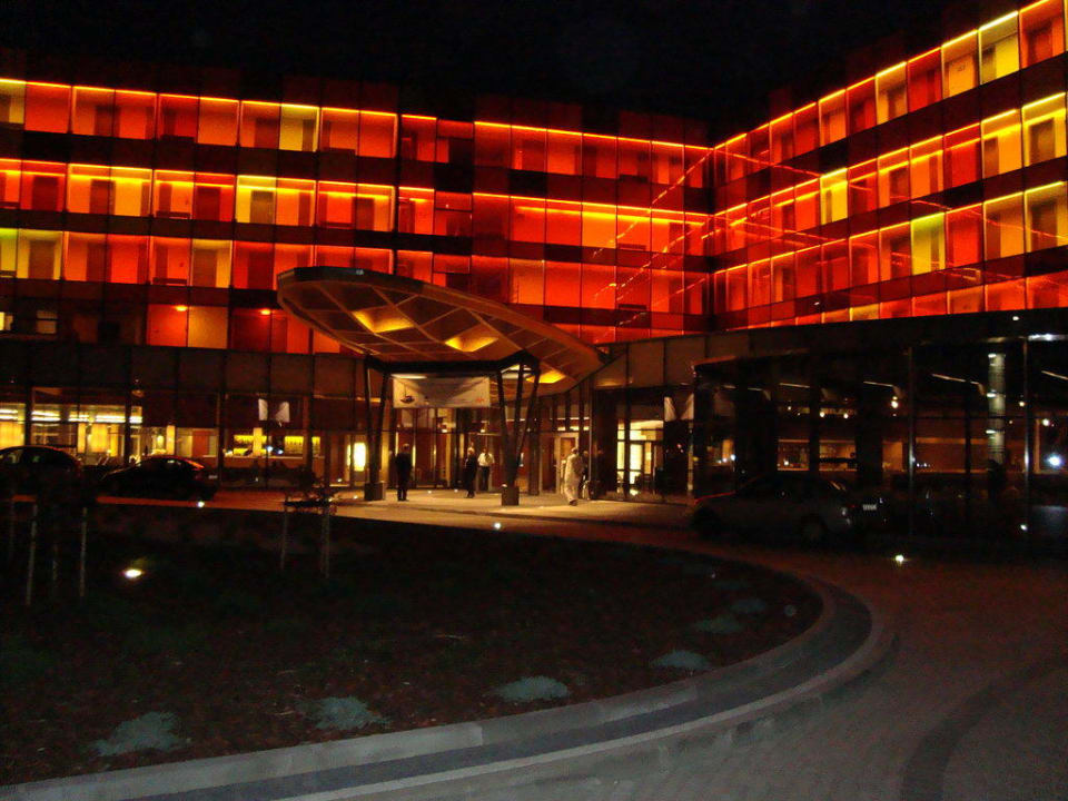 Moderne Aussenfront mit Abendbeleuchtung Hotel Aquarius Spa