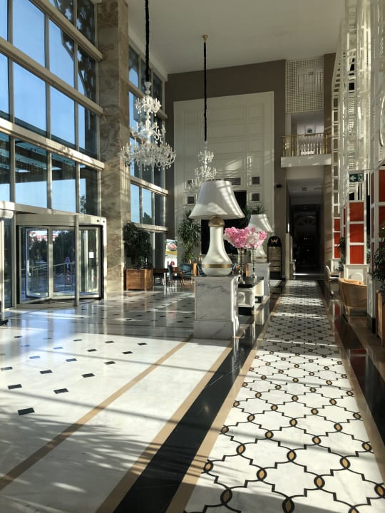 Lobby Well Palace Side