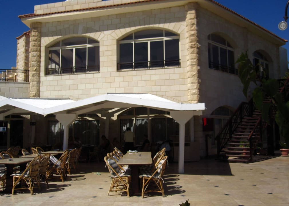 Leere Tische Brayka Bay Resort