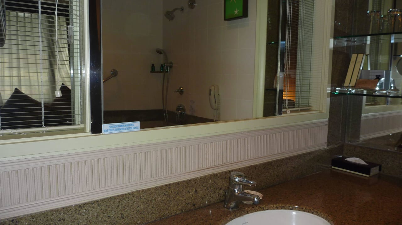 Bad Hotel Shangri-La Golden Sands Resort