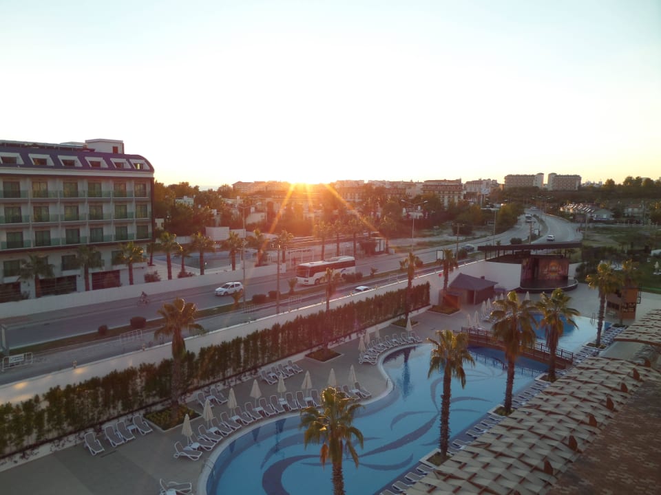 Bei Sonnenuntergang Mary Hotel Side