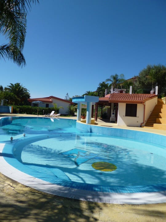 Blick auf den Pool Residence Hotel La Taverna