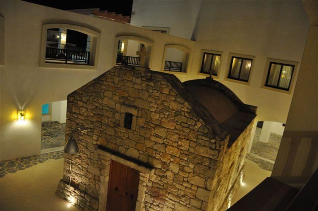 Prawdziwy kościół wewnątrz hotelu. Creta Maris Resort