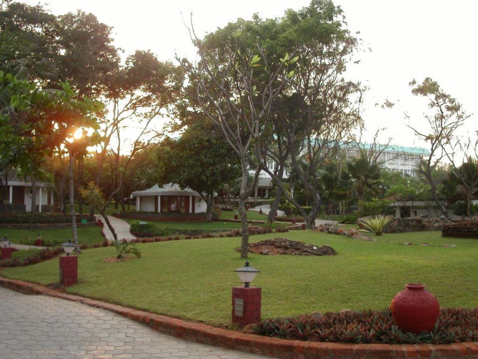 Bild von der Strandseite auf die Häuschen ... Vivanta by Taj - Fisherman's Cove Resort