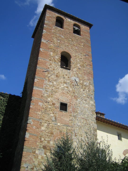 Innenhof mit Turm Country Hotel Borgo Sant'Ippolito