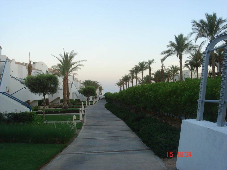 weg vom Zimmer zum Haupthaus Reef Oasis Blue Bay Resort