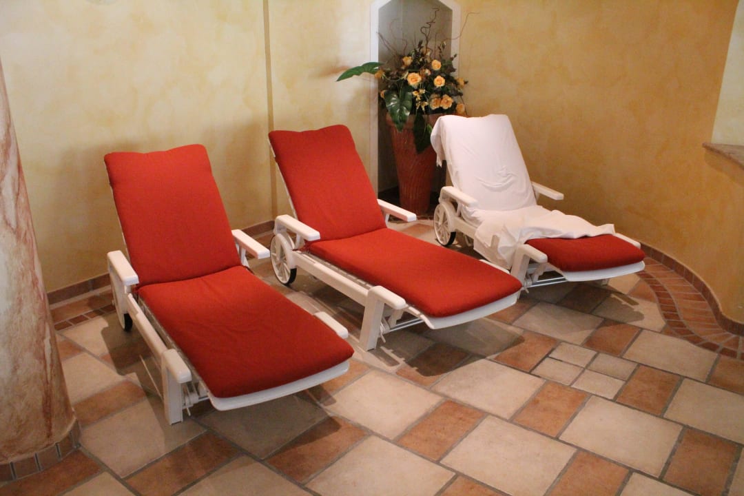 Relaxliegen im Poolbereich Wellnesshotel Eggerwirt