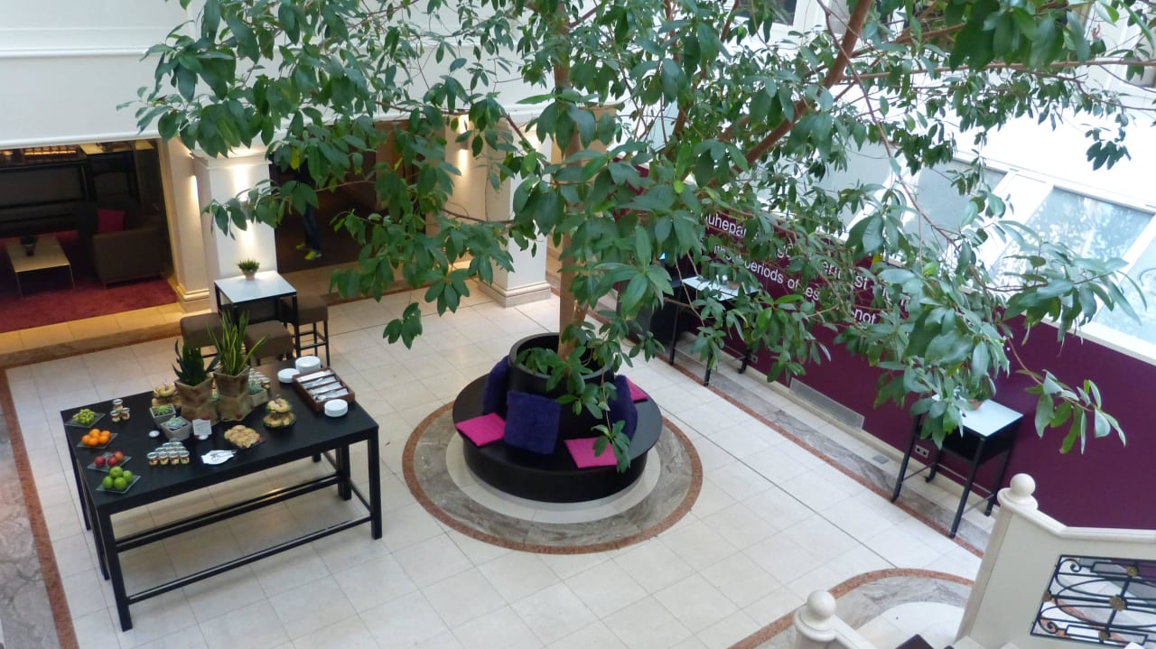 Lobby mit Baum Crowne Plaza ® Hamburg - City Alster