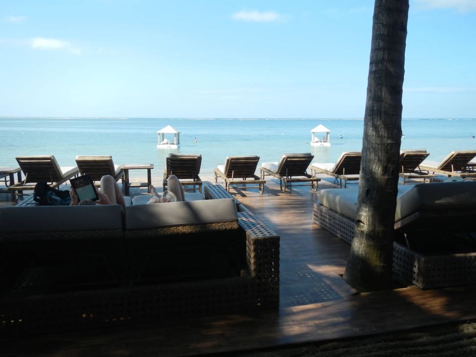 Zahlreiche Liegen am Strand Puri Santrian