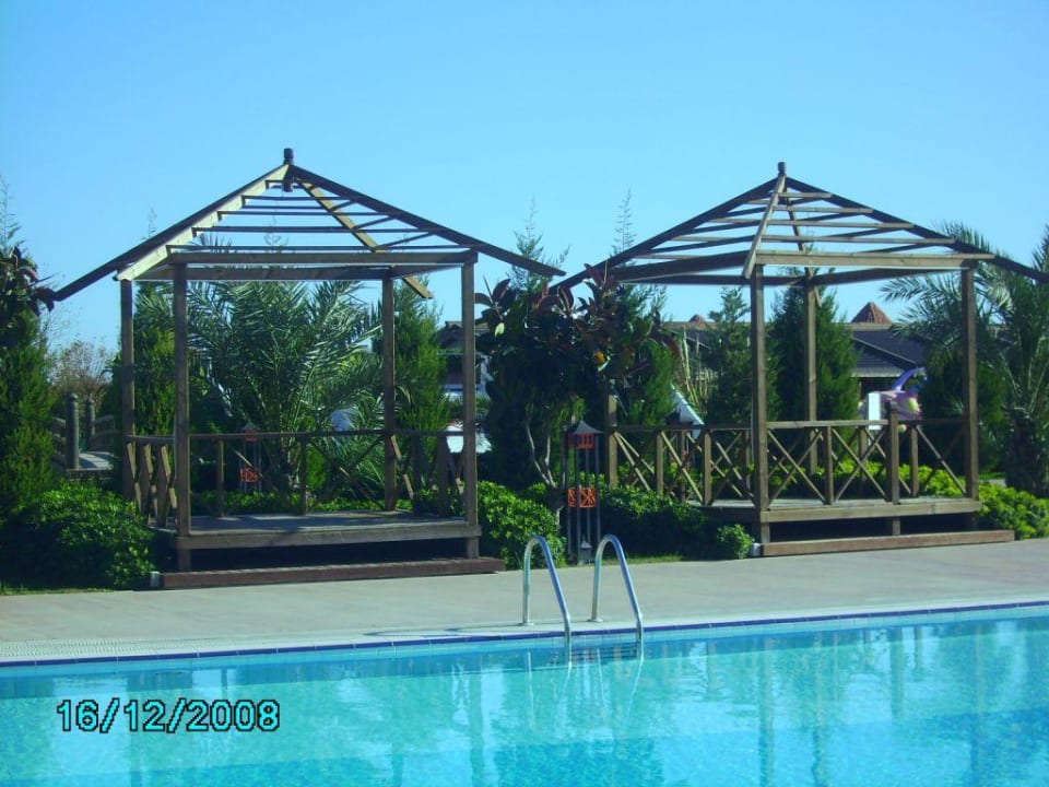 Poolanlage und Ruhehäuschen Limak Lara Deluxe Hotel & Resort