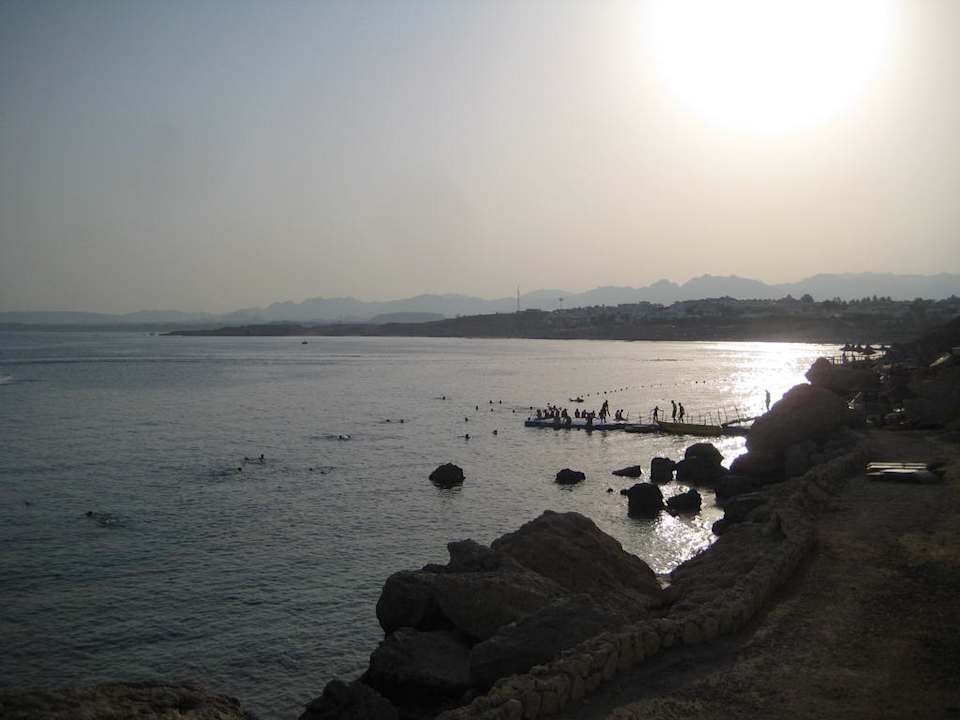 Ausblick vom Strand auf das Meer und das Riff Sharm Resort
