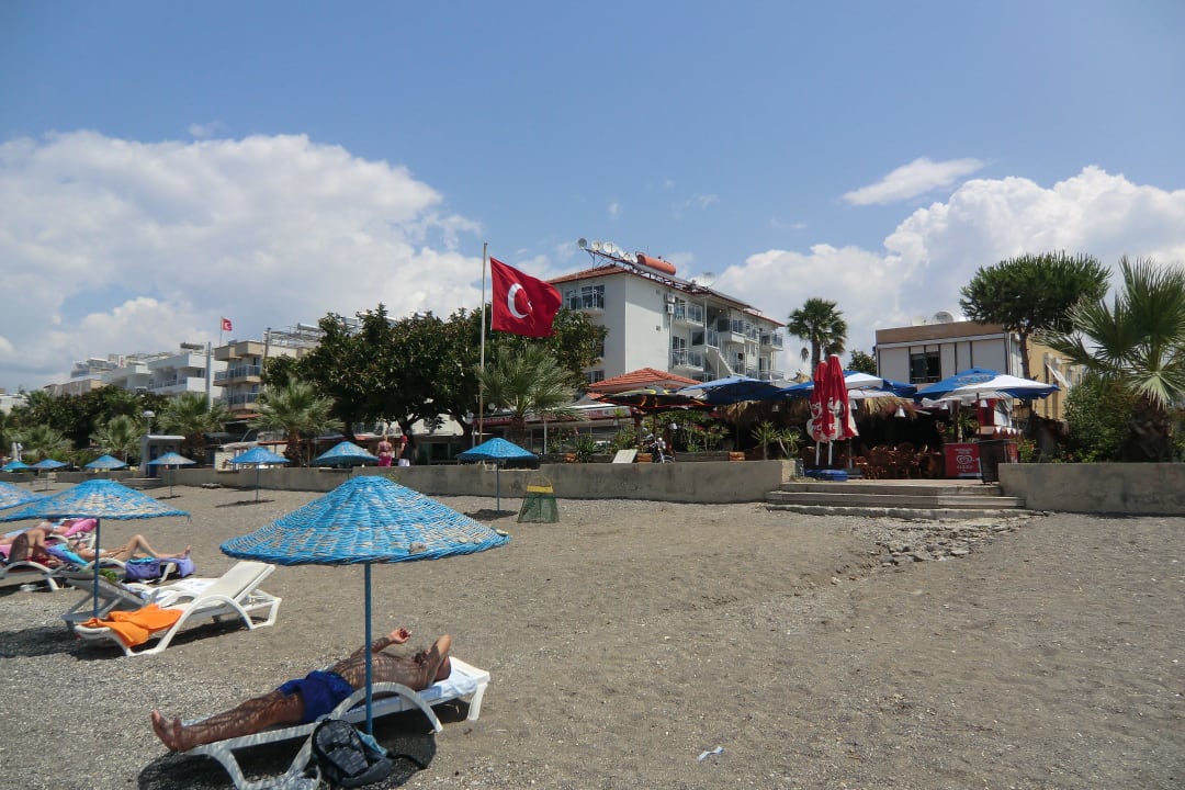 Strand mit Hotel Manaspark im Hintergrund. Makri Beach Hotel