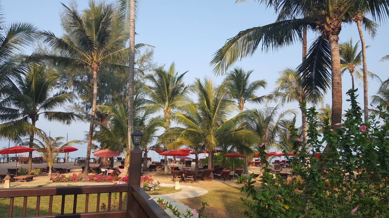 Ausblick beim Frühstück  The Andamania Beach Resort & Spa