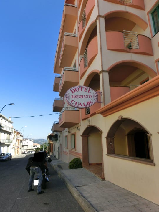 Hotelansicht mit Eingang Hotel Cualbu