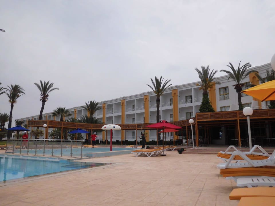 Pool mit Blick aufs Hotel Ruspina Beach Resort