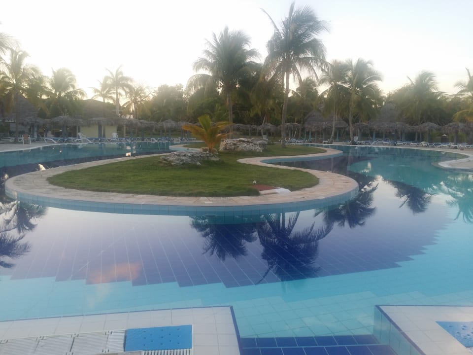 Ca. 19 Uhr am Pool  Hotel Playa Pesquero