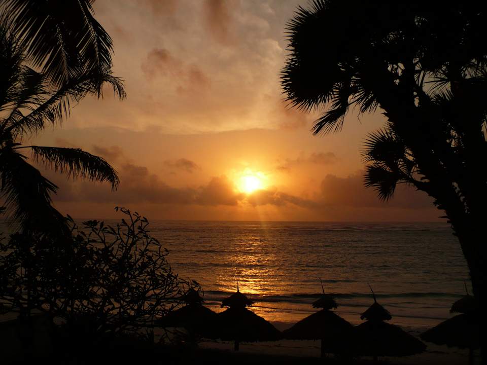 Sonnenaufgang über dem Meer Hotel Southern Palms Beach Resort