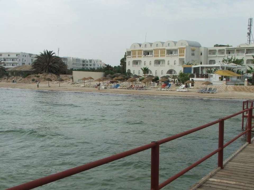 "Imponująca" plaża od budynku do muru z lewej Alassio Hotel and Thalasso