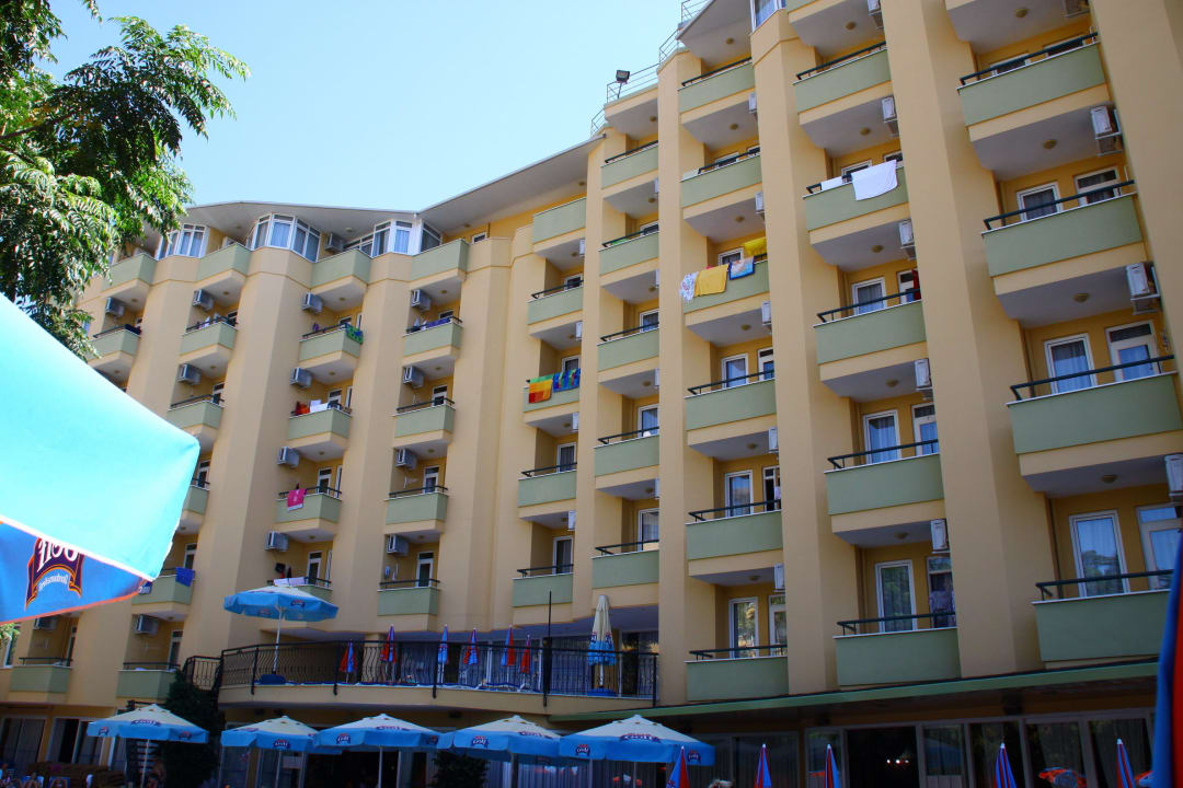 Blick vom Pool auf die Innenseite des Hotels Hotel Kleopatra Dreams Beach
