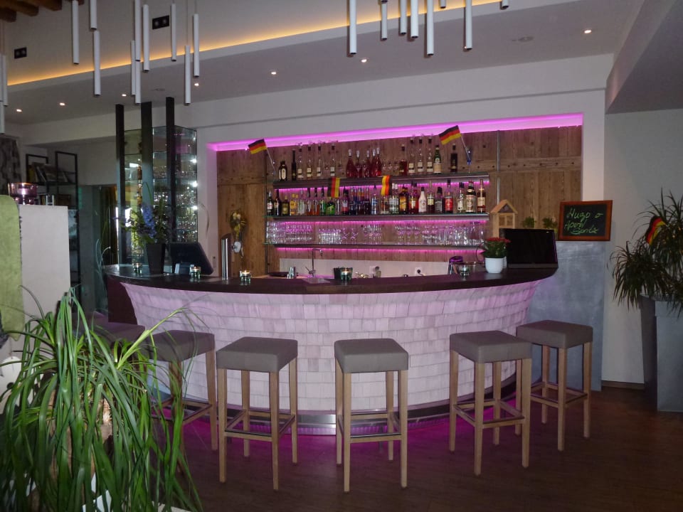 Einladende Bar mit großen Sitzbereich Hotel Reinerhof