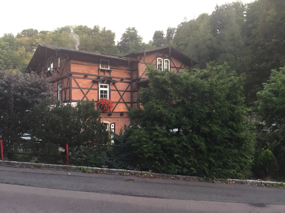 Von der Straße aus gesehen Hotel Rabenauer Mühle