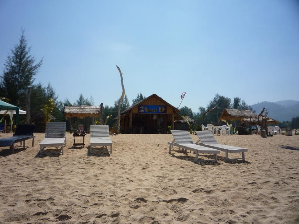 Sunsetbar am Strand links unten Khaolak Orchid Beach Resort