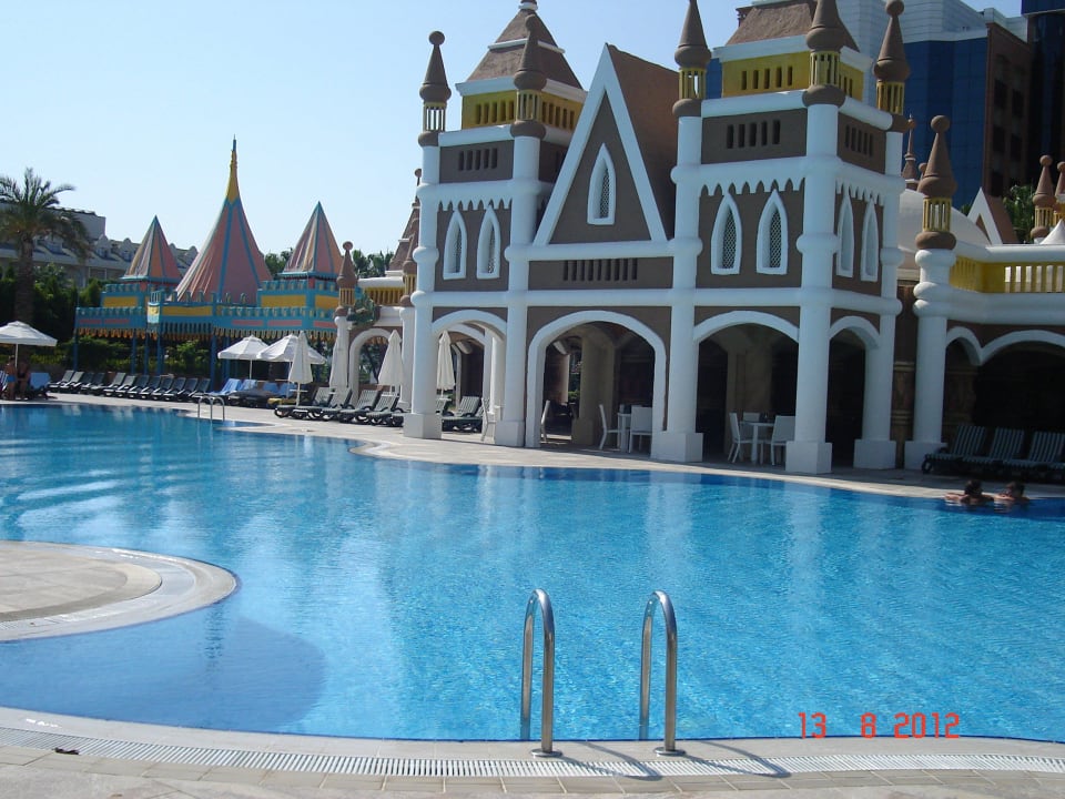 Am Relaxpool Kamelya Aishen Club