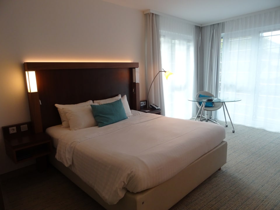 Zimmer Hotel Courtyard by Marriott Cologne