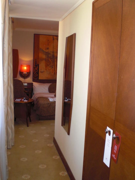 Gang zum Bett (links Kasten) Lindner Hotel Prague Castle, part of JdV by Hyatt