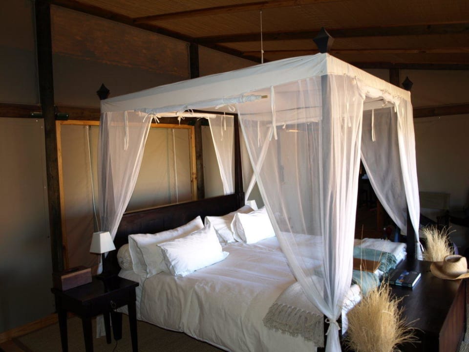 Bett in der Dunes Lodge Wolwedans Dunes Lodge