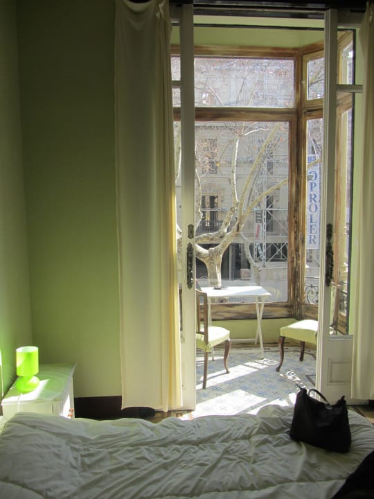 Blick zur Strasse und Balkon Hostel Bed & Art