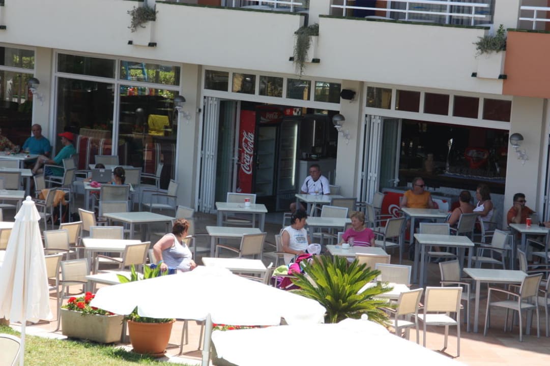 Stoliki przy basenie i bufecie Caprice Janeiro Hotel & Spa