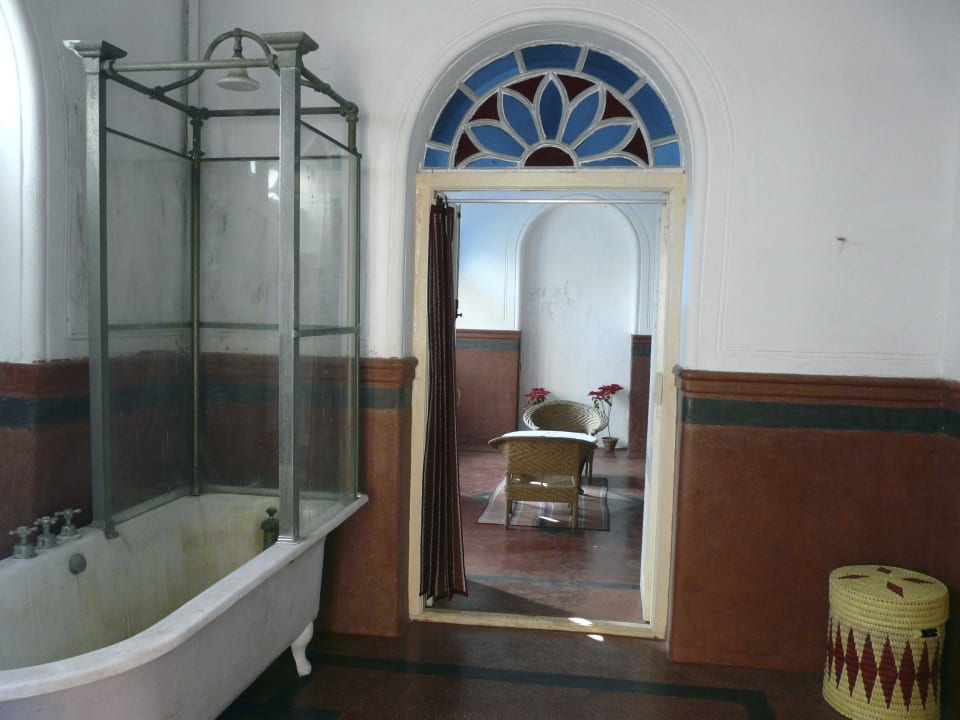 The old bathroom stays as part of the room Hotel Kila Dalijoda