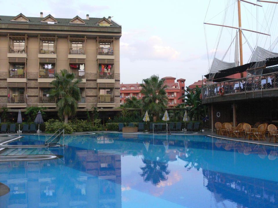 Poollandschaft am Abend Can Garden Resort