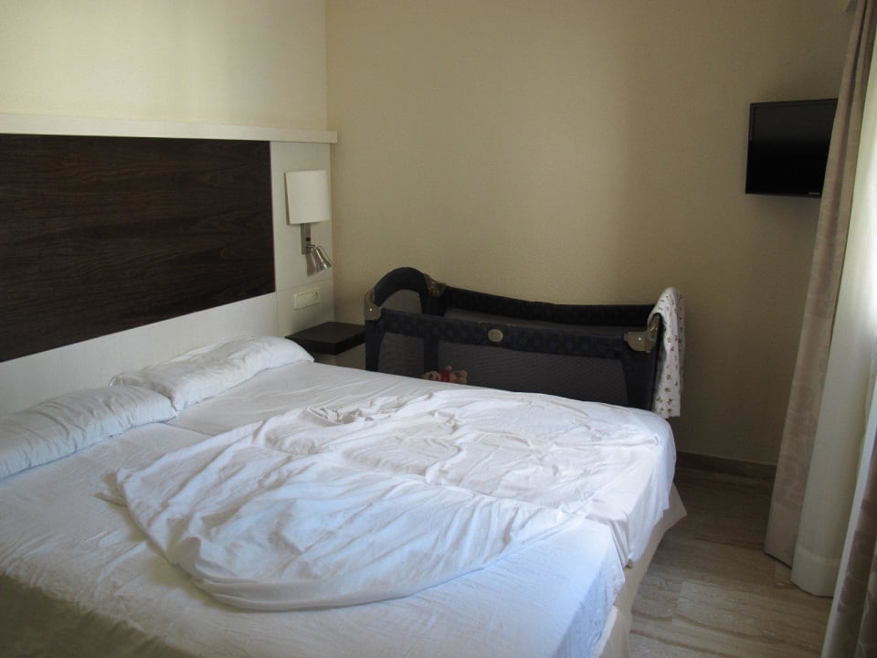 Schlafzimmer mit Babybett Grupotel Los Príncipes Apartments & Spa