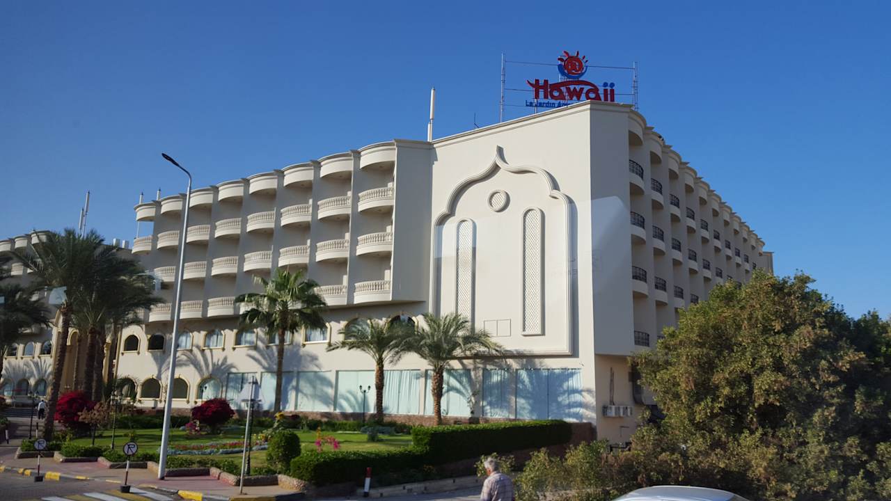 Das Hotelgebäude von der Hauptstraße ausgesehen Le Jardin Aqua Park Resort