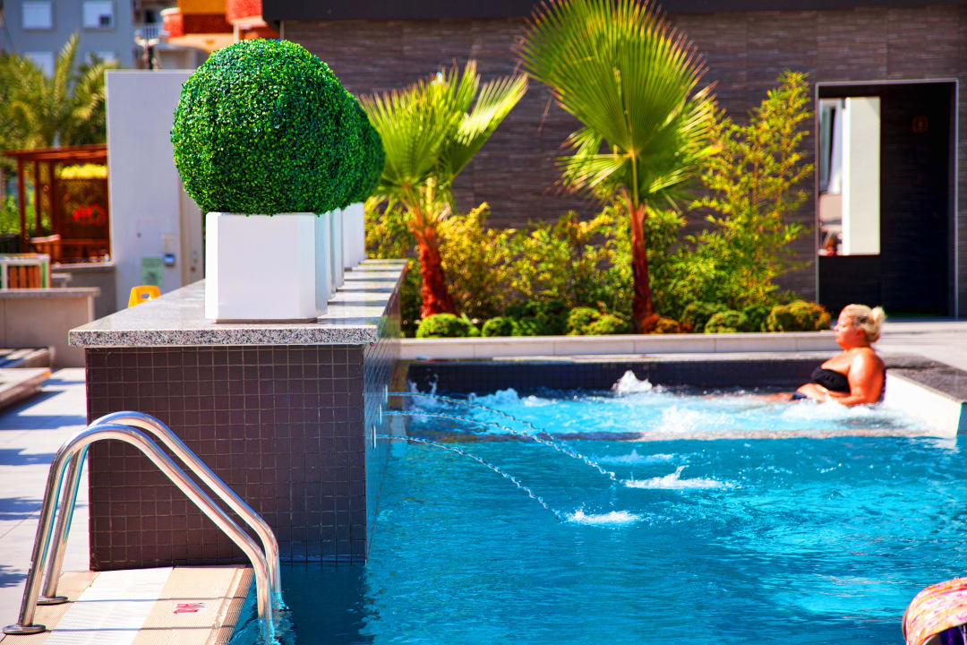 Pool Green Garden Suite Hotel