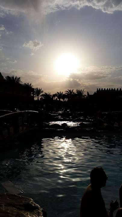 Sonnenuntergang am Aktivpool Pickalbatros Alf Leila Wa Leila Resort - Neverland Hurghada