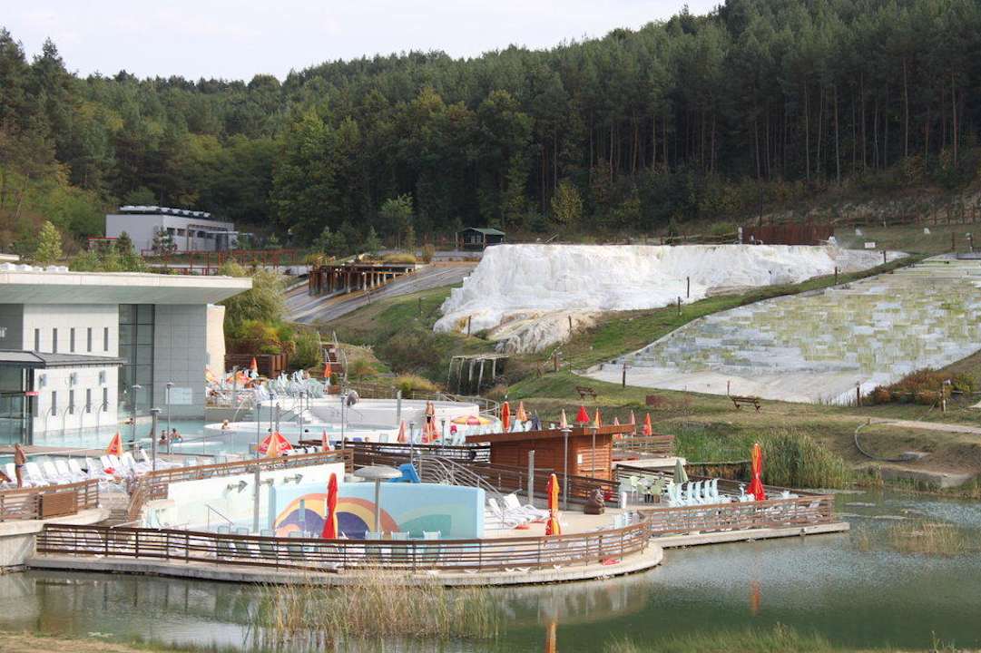 Außenbereich mit Salzberg Hotel Saliris Resort