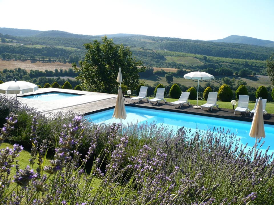 Piscine verso valle Relais Borgo San Faustino