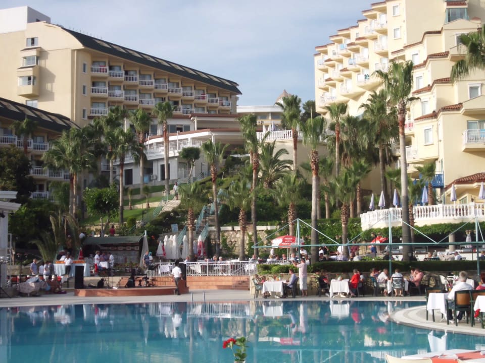 Das Iz Flower vom Pool aus gesehen Iz Flower Side Beach Hotel